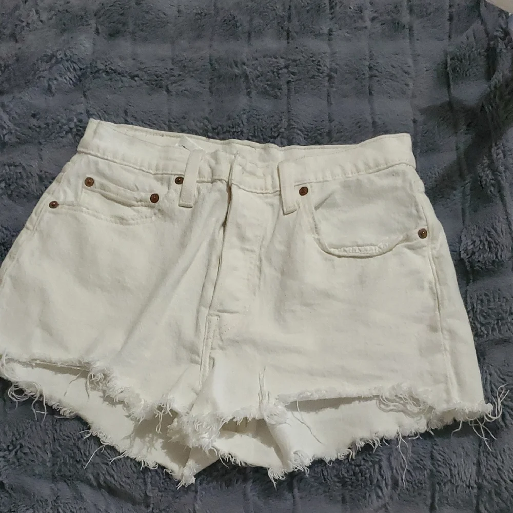 Levi's Women's White Denim Shorts - Picture 2 of 4